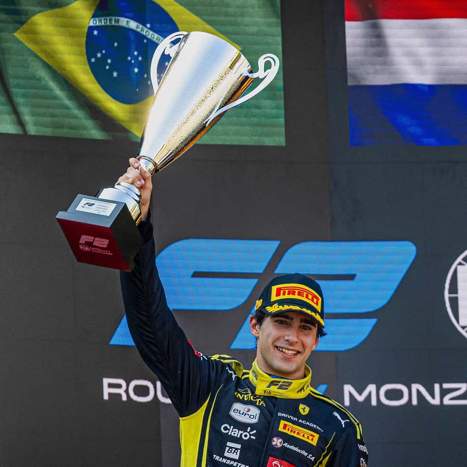 Rafael Câmara ergue o troféu de segundo colocado no GP da Itália pela Fórmula 2