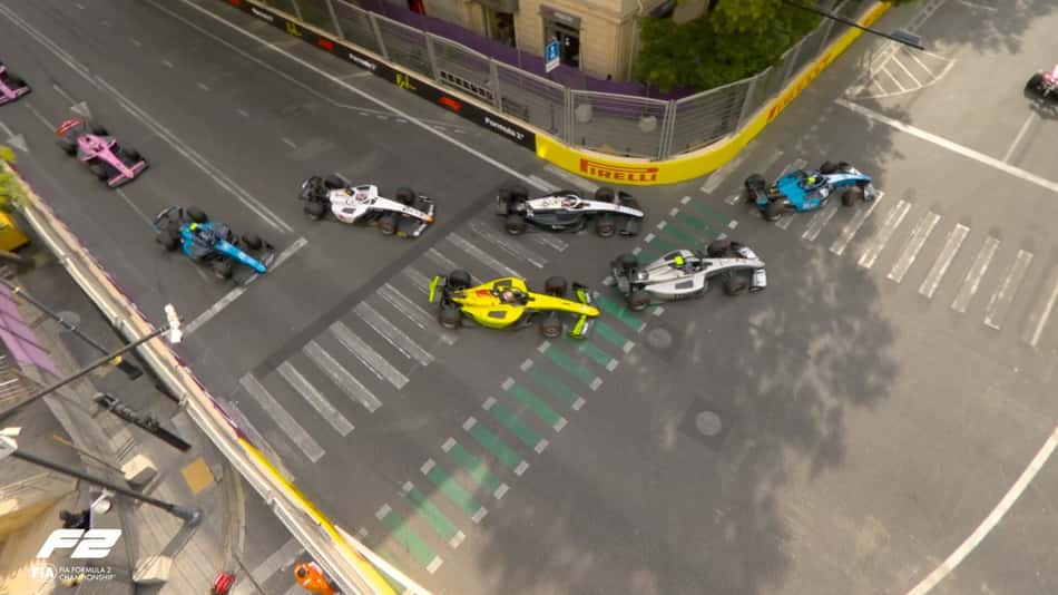 Rafa Câmara (carro amarelo) em ação no meio do pelotão da F2 no GP do Azerbaijão