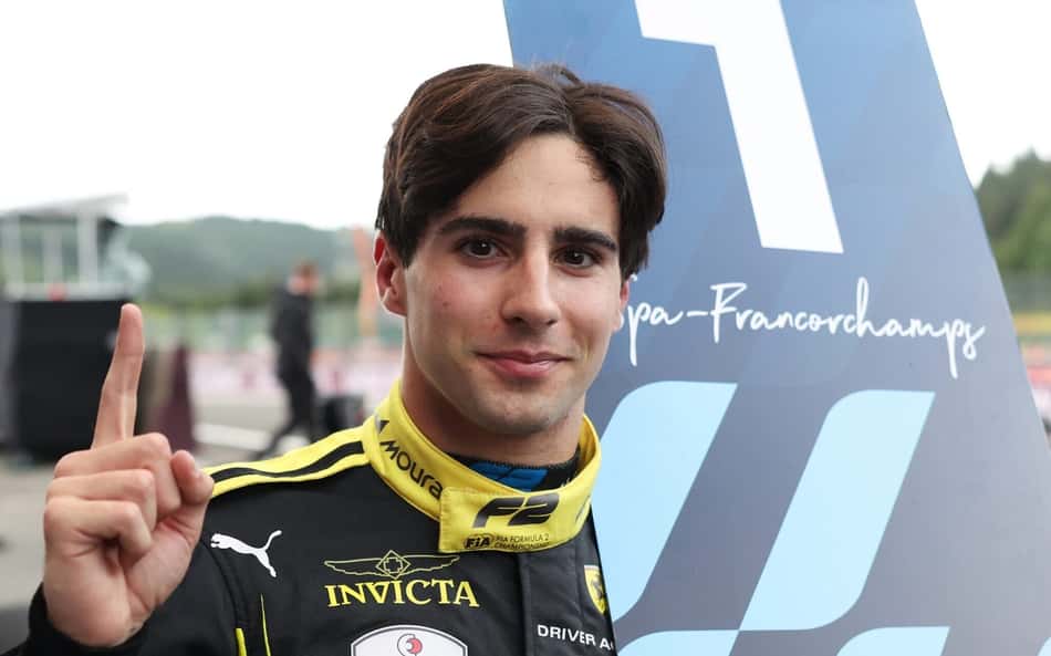 Com o dedo indicador direito estendido, Rafael Câmara posa para foto após vitória no Grande Prêmio da Bélgica da Fórmula 2