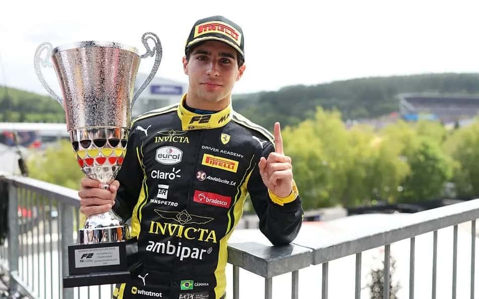 O piloto brasileiro Rafael Câmara segura o troféu da vitória no GP da Bélgica de Fórmula 2