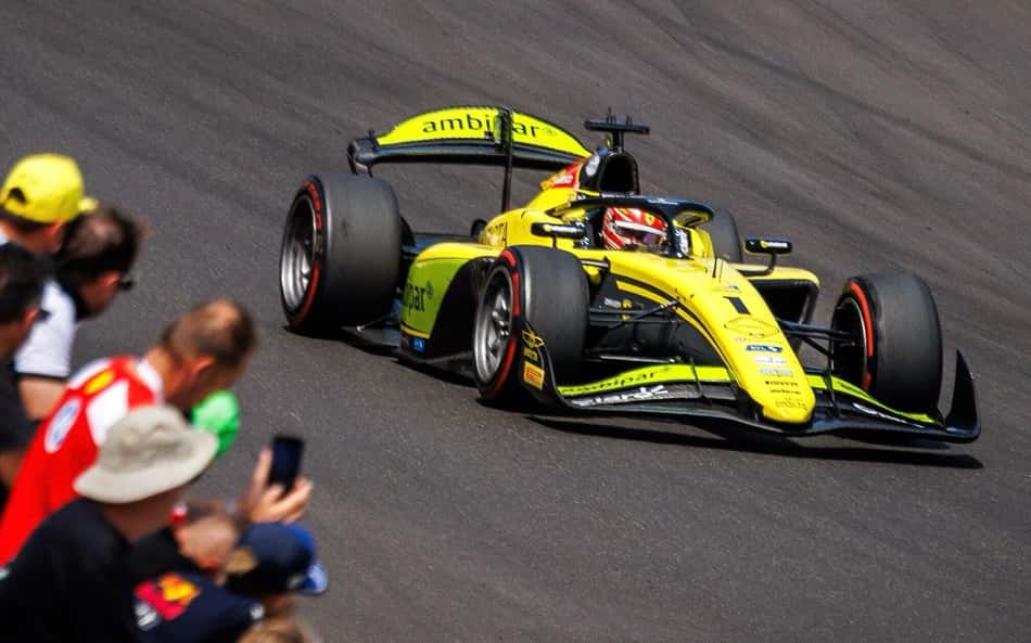Carro de Rafael Câmara, piloto da Invicta Racing, durante a etapa da Feature Race da Fórmula 2