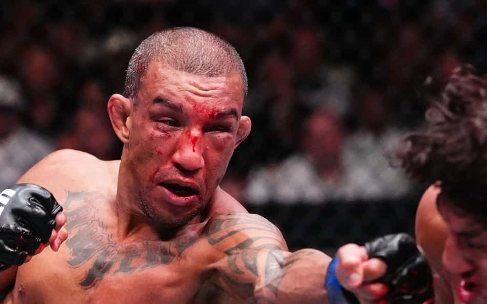 Raoni Barcelos aplica golpe em Raul Rosas Jr no UFC Vegas 121