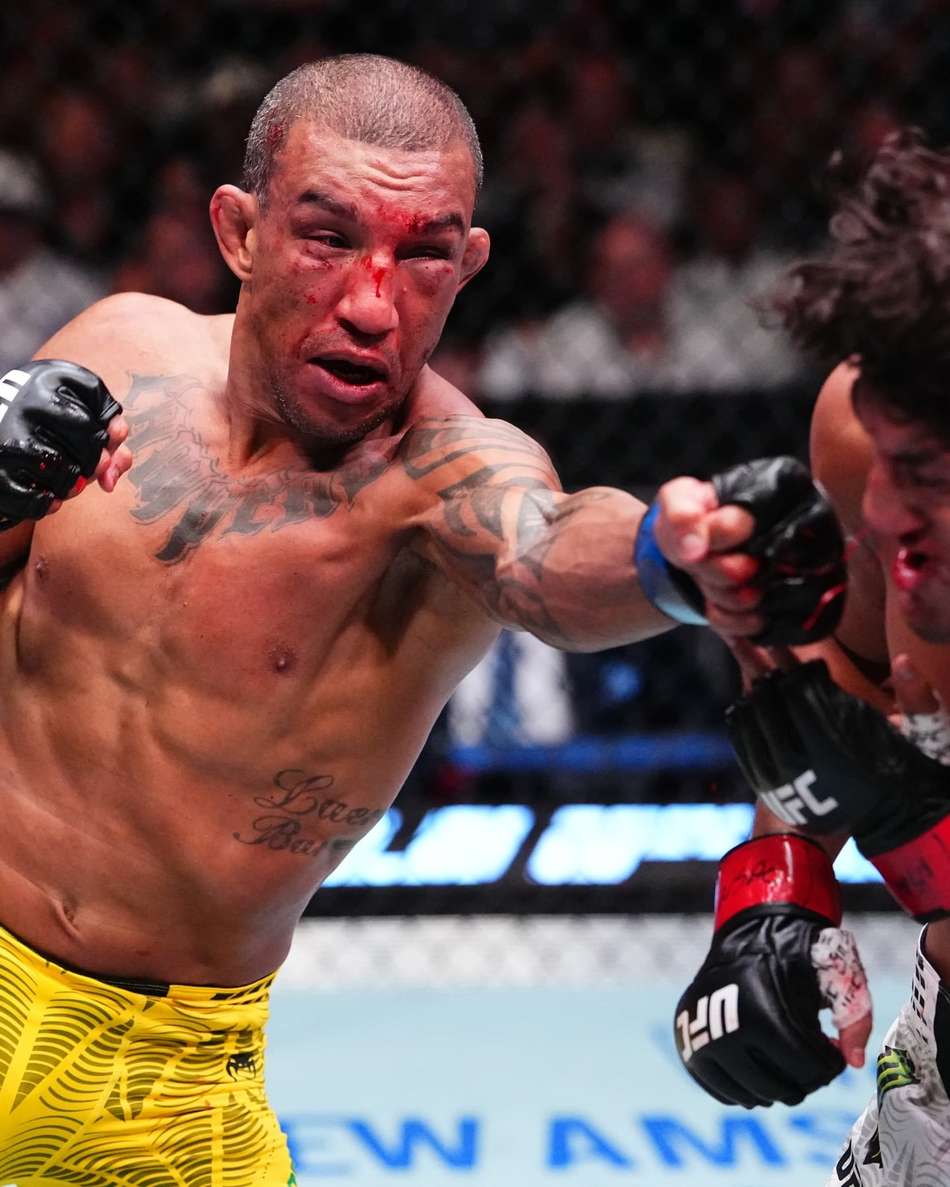 Raoni Barcelos aplica golpe em Raul Rosas Jr no UFC Vegas 121