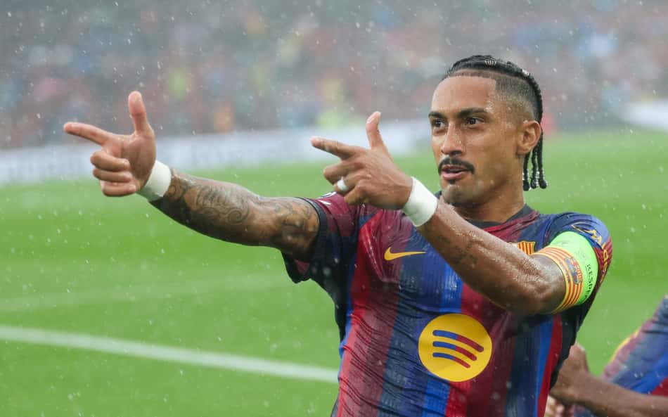 O atacante brasileiro Raphinha, número 11 do Barcelona, comemora o primeiro gol de sua equipe durante a partida da primeira rodada da Liga dos Campeões da UEFA entre FC Barcelona e Feyenoord, no estádio Camp Nou, em Barcelona, em 9 de setembro de 2026.