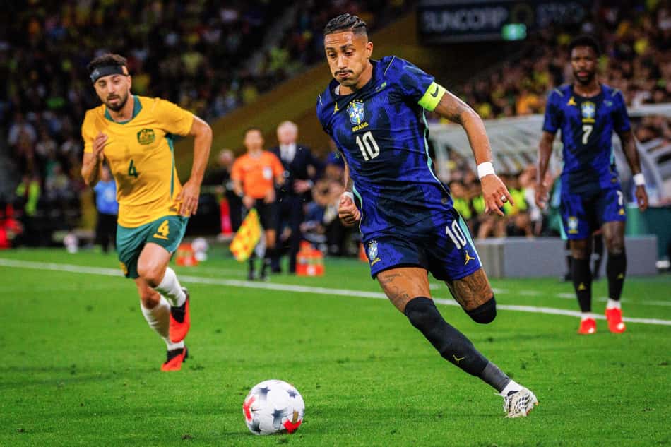 Raphinha conduz a bola para o Brasil durante amistoso com a Austrália