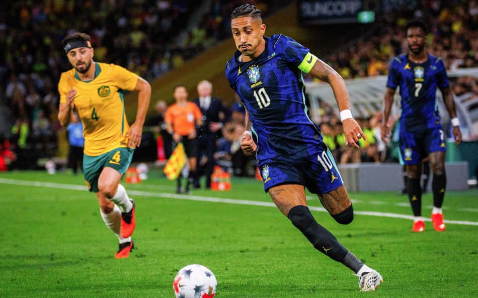 Raphinha conduz a bola para o Brasil durante amistoso com a Austrália