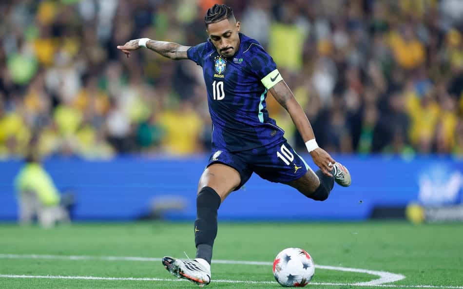 Raphinha chuta bola durante amistoso entre Brasil e Austrália