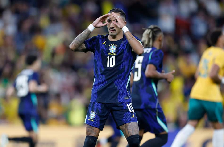 Raphinha leva as mãos aos olhos para comemorar gol marcado pelo Brasil contra a Austrália