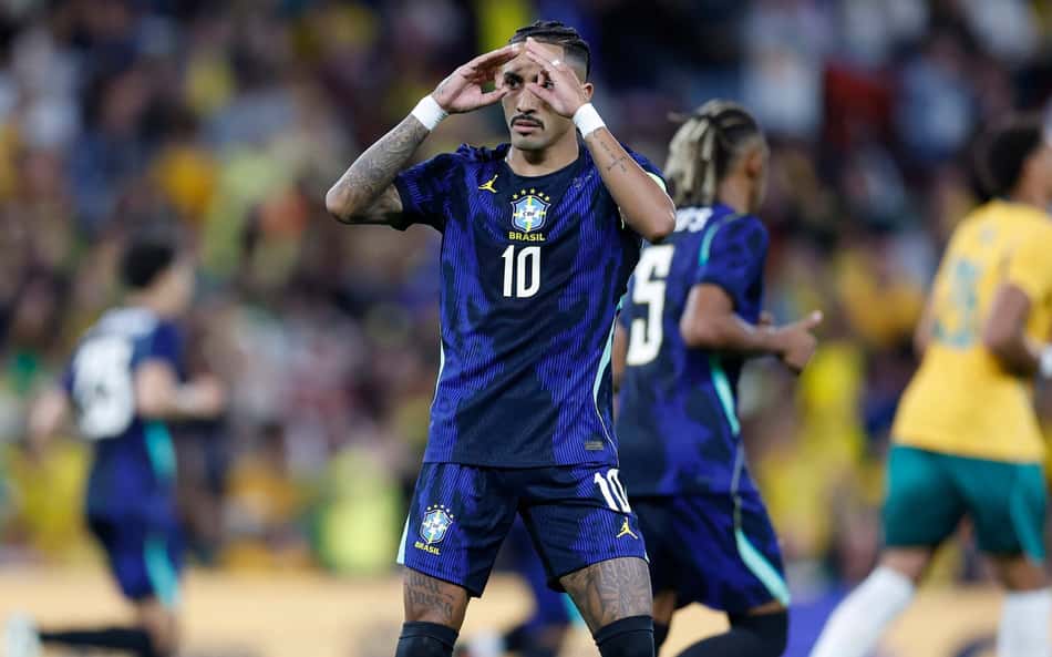 Raphinha leva as mãos aos olhos para comemorar gol marcado pelo Brasil contra a Austrália