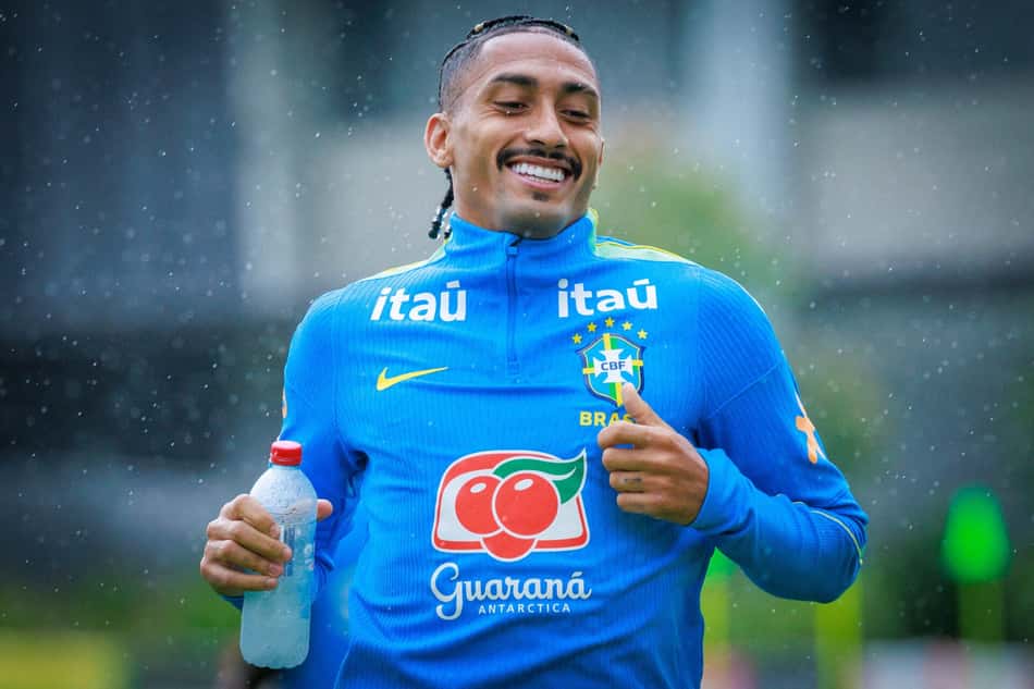 Raphinha sorri durante treino do Brasil antes do amistoso com a Austrália