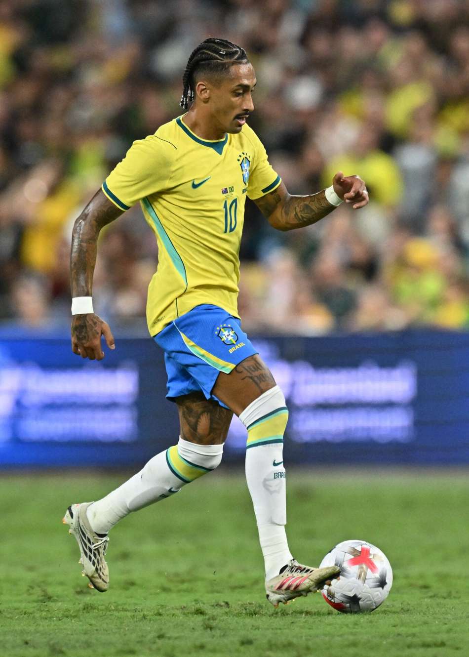 Raphinha, atacante da Seleção Brasileira, veste a camisa 10 diante da Austrália