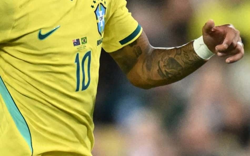 Raphinha, atacante da Seleção Brasileira, veste a camisa 10 diante da Austrália