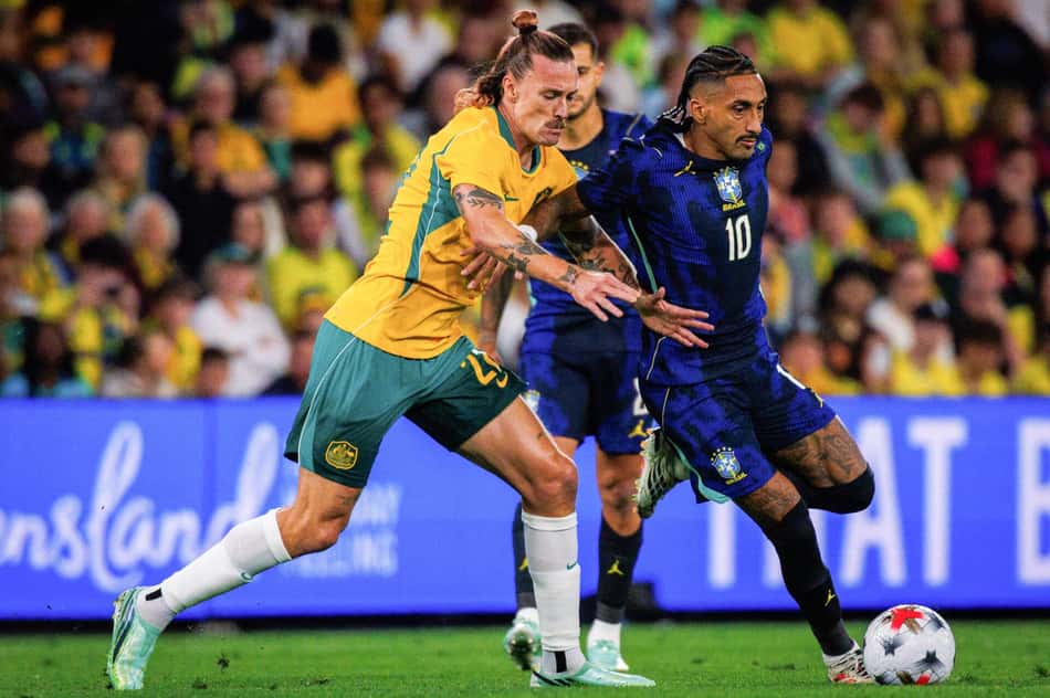 Raphinha disputa bola durante amistoso do Brasil com a Austrália