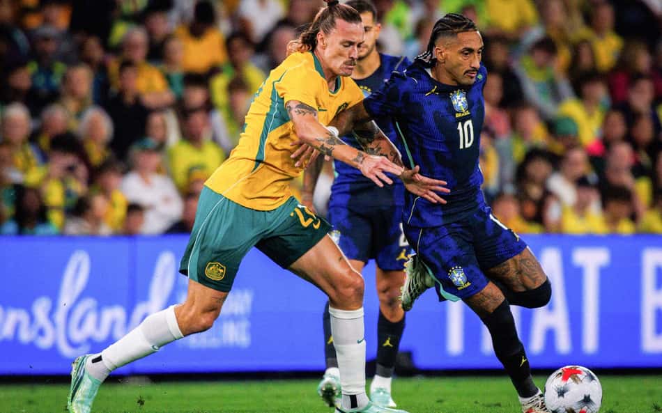 Raphinha disputa bola durante amistoso do Brasil com a Austrália