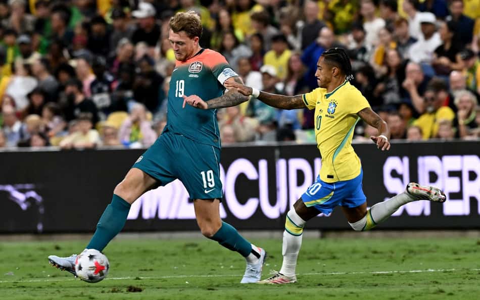 O australiano Harry Souttar (à esquerda) e o brasileiro Raphinha disputam a bola durante o amistoso internacional de futebol entre Austrália e Brasil no Queensland Country Bank Stadium em Townsville, em 25 de setembro de 2026