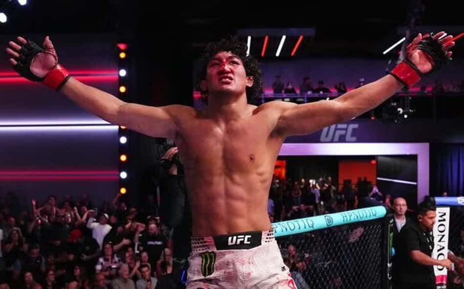 Raul Rosas Jr. comemora vitória sobre Raoni Barcelos no UFC