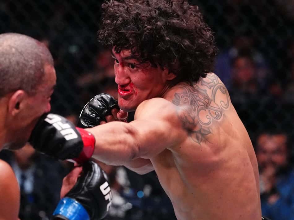 Raul Rosas Jr aplica golpe em Raoni Barcelos no UFC Vegas 121