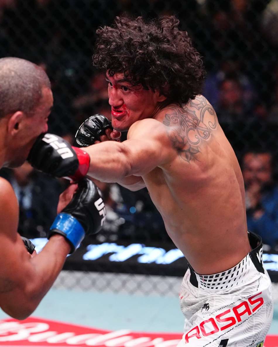 Raul Rosas Jr aplica golpe em Raoni Barcelos no UFC Vegas 121