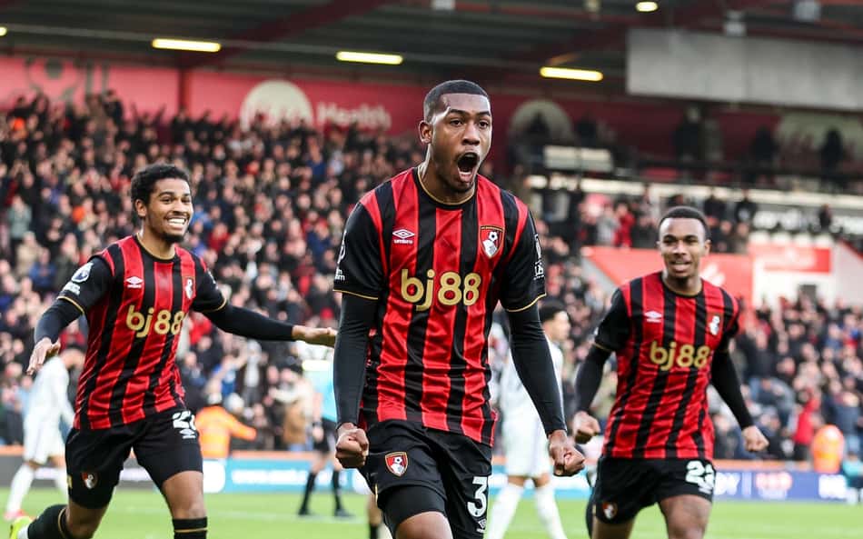 Rayan celebra primeiro gol com a camisa do Bournemouth (Foto: Divulgação/Bournemouth)
