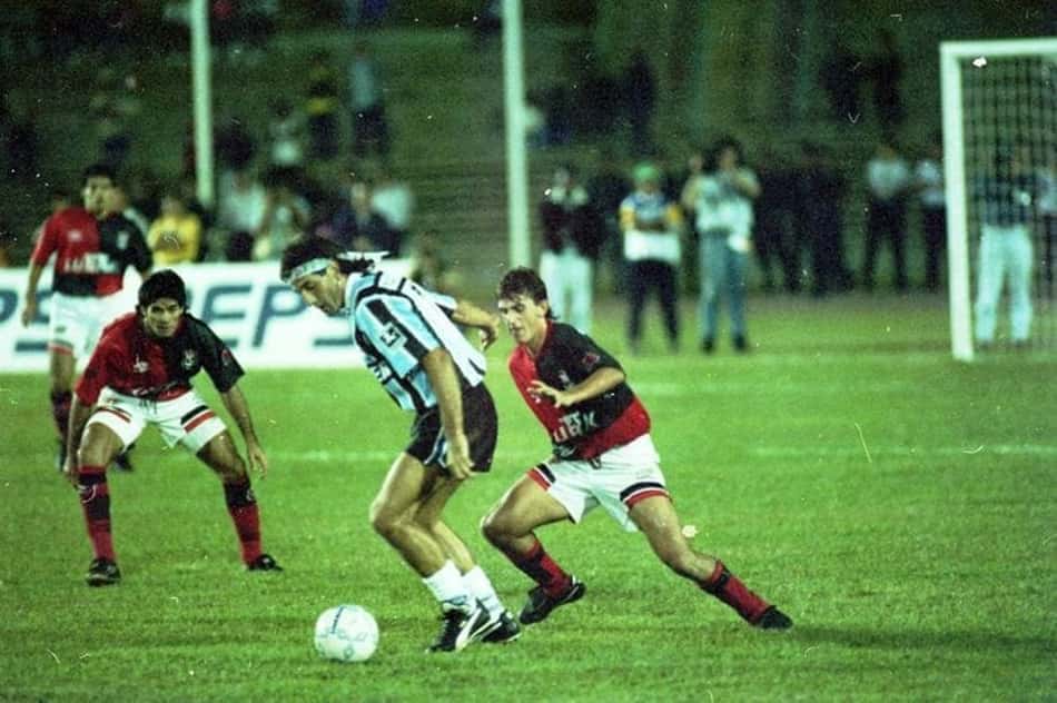 Com a camisa 7, Renato Gaúcho faz jogada individual na vitória sobre o Flamengo em 1995, na sua despedida como atleta tricolor sob o comando de Felipão