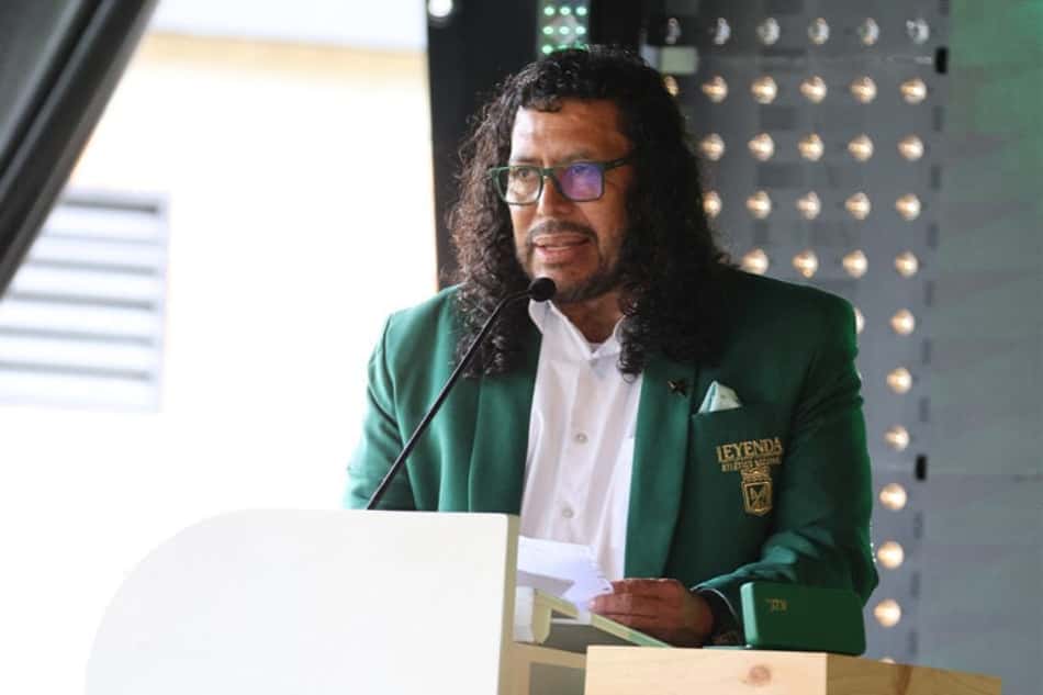 O lendário ex-goleiro René Higuita participa do evento "Leyendas" em Medellín e homenageia a Chapecoense
