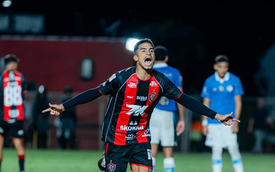 Renê comemora gol no jogo do Vitória contra o Grêmio