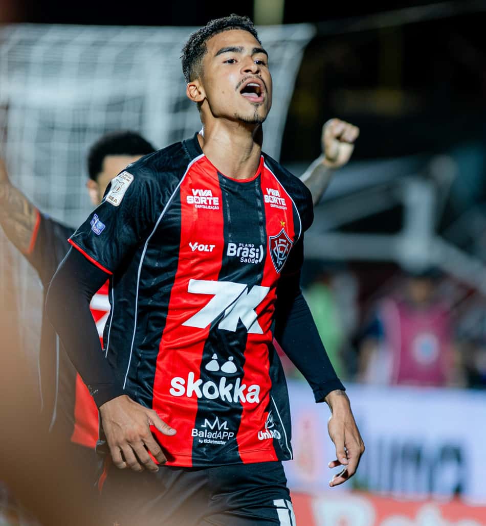 Renê, do Vitória, comemora seu gol contra o Grêmio pelo Brasileirão