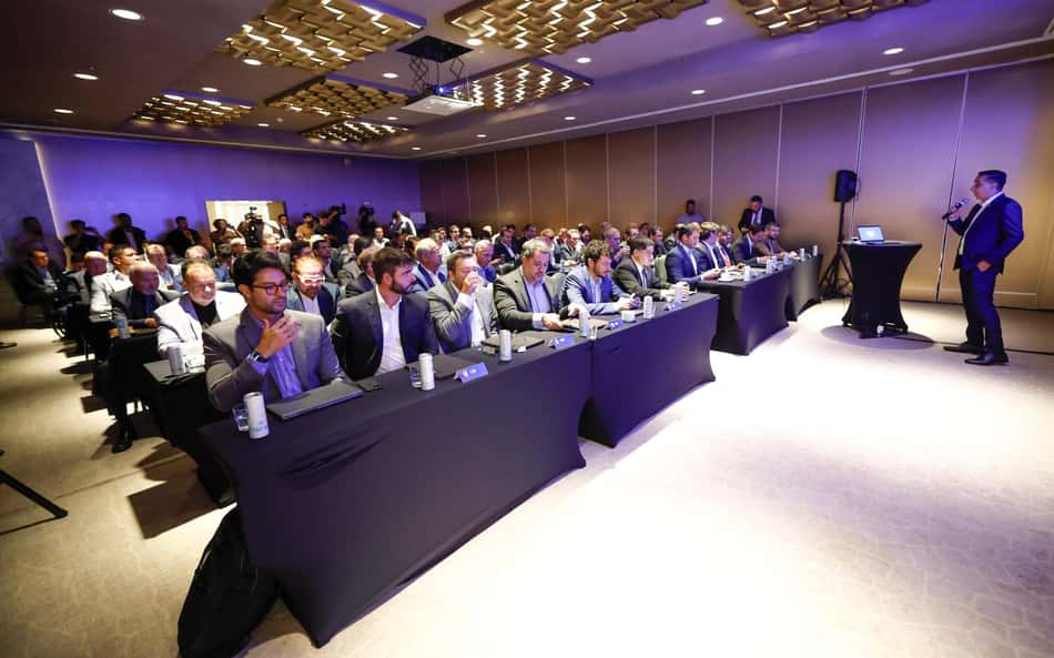 Dirigentes dos clubes em reunião da CBF sobre liga (Foto: Rafael Ribeiro/CBF)