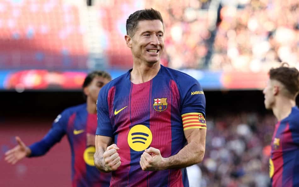 Lewandowski abriu o placar do Barcelona contra o Mallorca no Camp Nou (Foto: Josep LAGO / AFP)