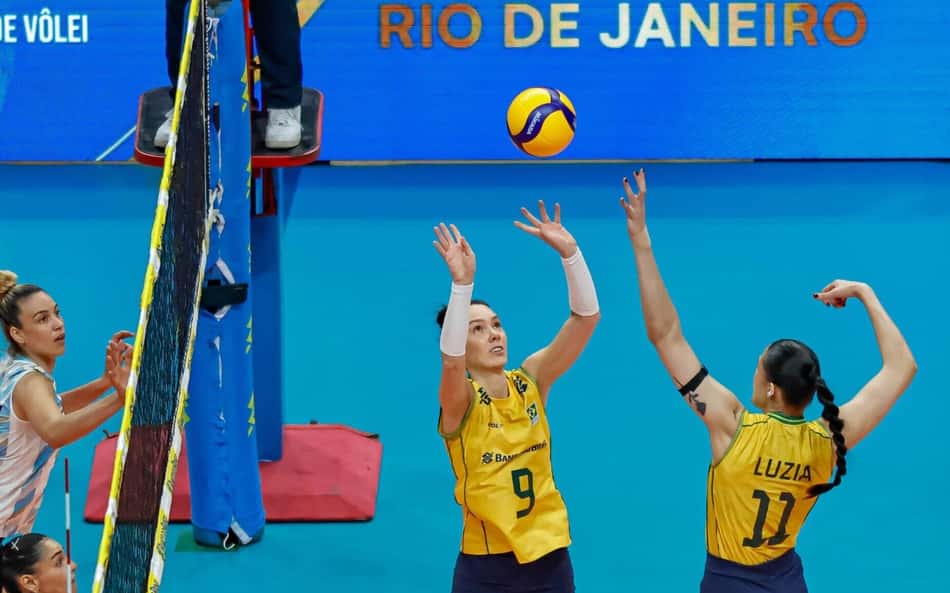 Roberta levanta em Brasil x Argentina pelo Sul-Americano de vôlei
