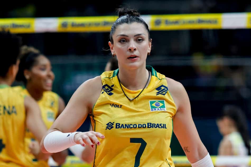 Rosamaria se dirige para o saque na estreia do Brasil no Sul-Americano de vôlei
