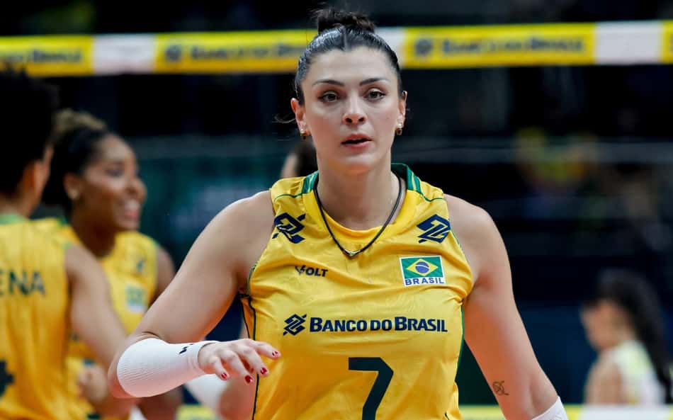Rosamaria se dirige para o saque na estreia do Brasil no Sul-Americano de vôlei