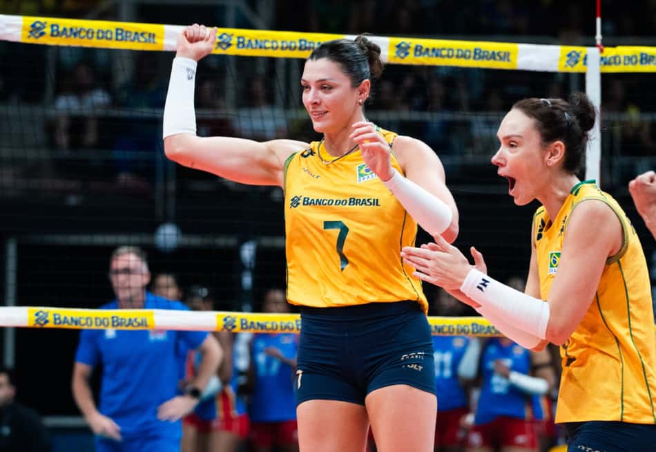 Rosamaria ergue o punho direito em comemoração de ponto da Seleção Brasileira durante jogo contra a Colômbia pelo Sul-Americano