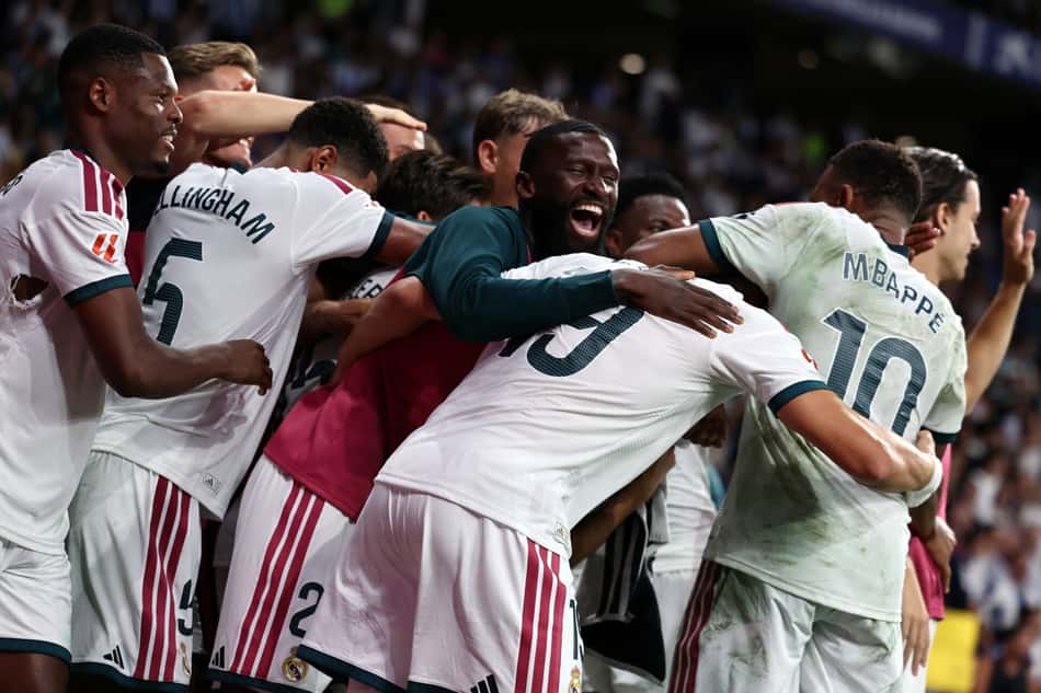 Jogadores do Real Madrid comemoram o segundo gol marcado pelo atacante espanhol Carlos Espi Escrihuela, camisa 19, durante a partida do Campeonato Espanhol entre RCD Espanyol e Real Madrid CF, no Estádio RCDE, em Cornellà de Llobregat, em 22 de agosto de 2026