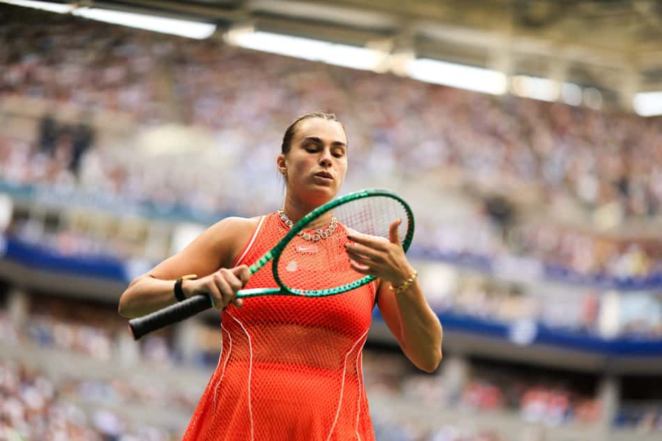 Aryna Sabelenka mexe na raquete durante final do US Open 2026