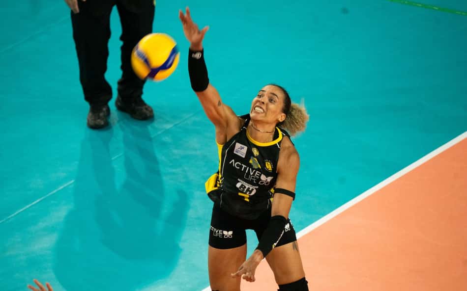 Sabrina ataca em Fluminense x Praia Clube pela Copa Supervôlei