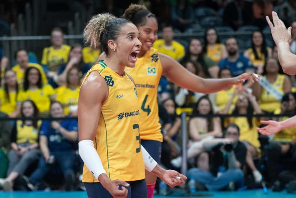 Sabrina vibra em Brasil x Colômbia no Sul-Americano feminino de vôlei