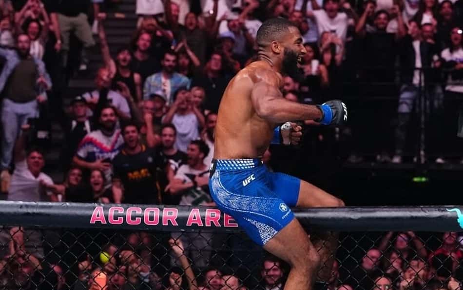 Salahdine Parnasse comemora vitória no UFC Paris