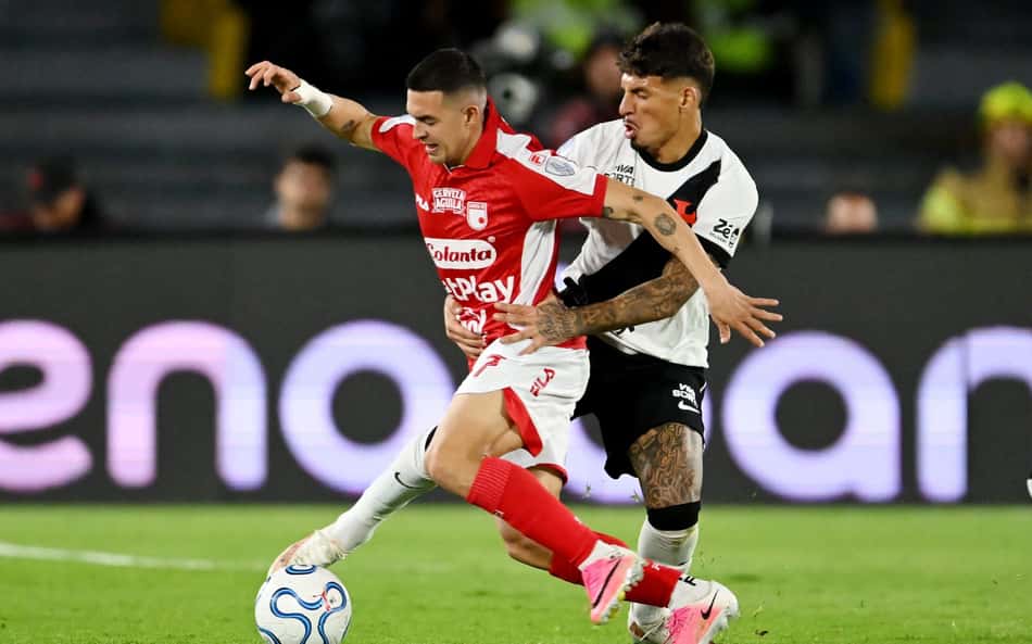 Saldivia disputa a bola na partida entre Santa Fe x Vasco