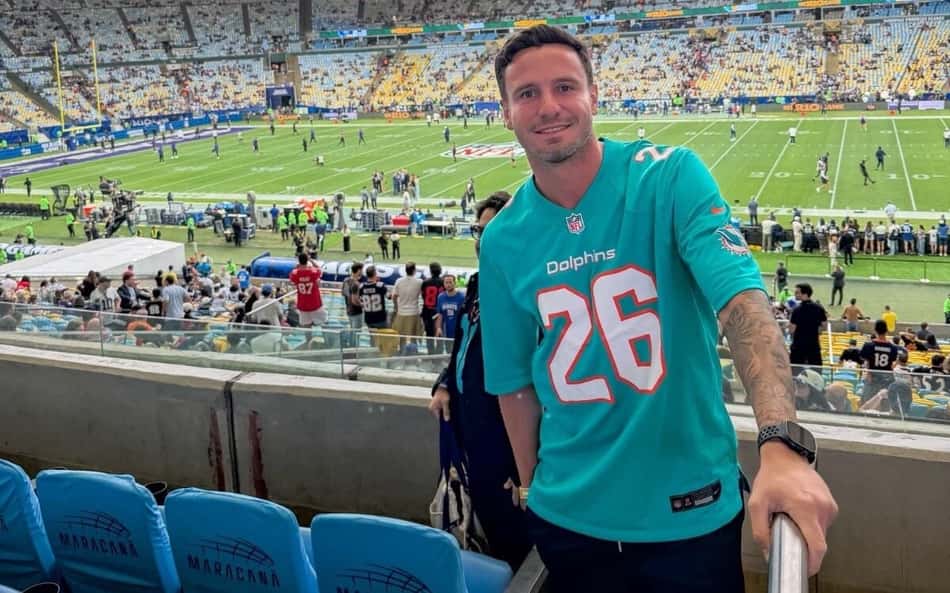 Jogadores do Flamengo curtem jogo da NFL no Maracanã e trocam brincadeiras