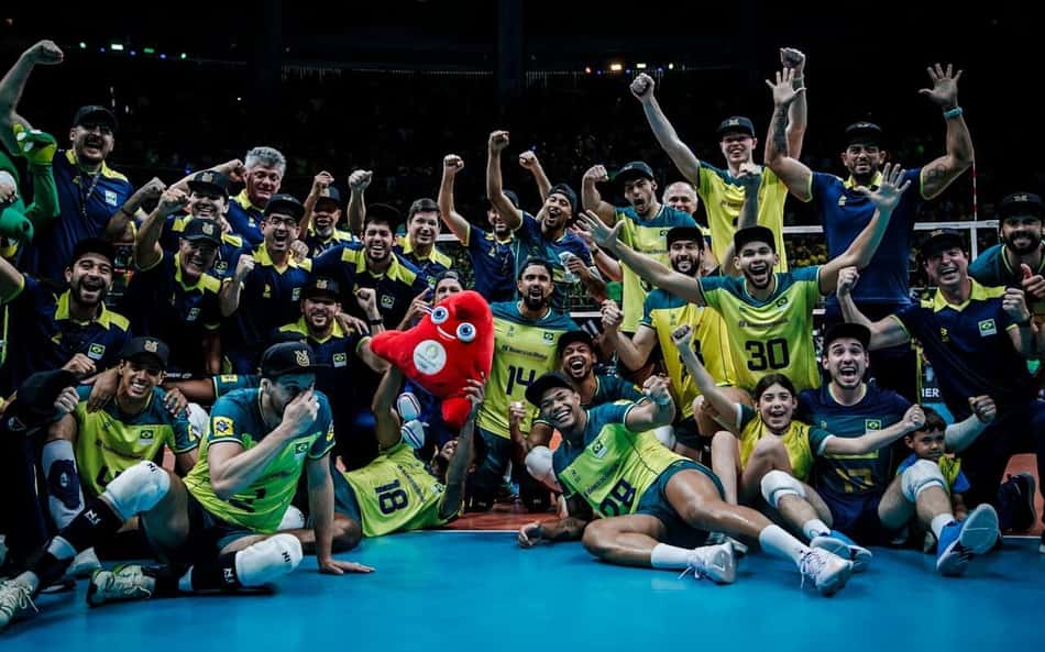 Jogadores da Seleção Brasileira masculina de vôlei posam para foto durante comemoração da classificação para as Olimpíadas de Paris