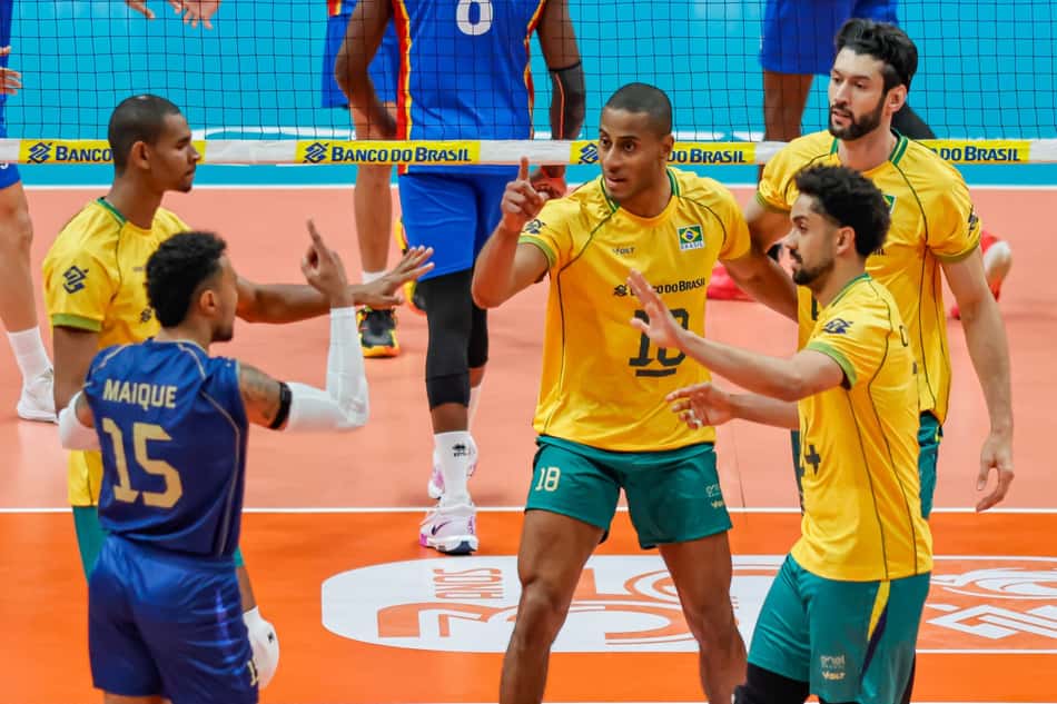 Jogadores da Seleção Brasileira se cumprimentam em quadra durante o jogo contra a Colômbia pelo Sul-Americano de vôlei masculino