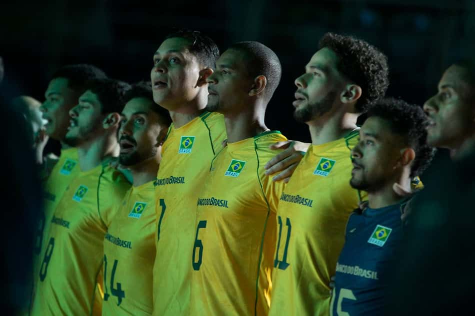 Perfilados, jogadores da Seleção Brasileira cantam Hino Nacional antes de Brasil x Chile pelo Sul-Americano de vôlei masculino