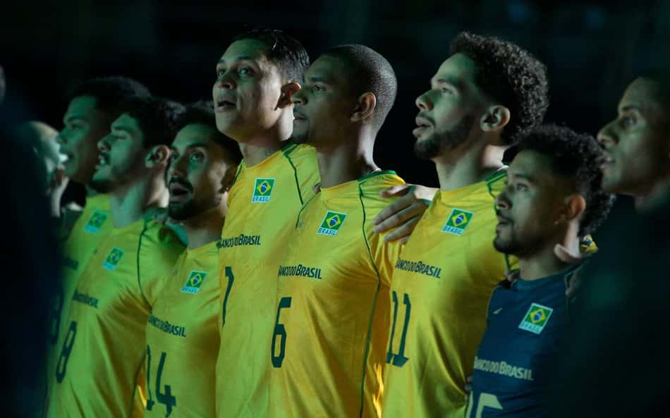 Perfilados, jogadores da Seleção Brasileira cantam Hino Nacional antes de Brasil x Chile pelo Sul-Americano de vôlei masculino
