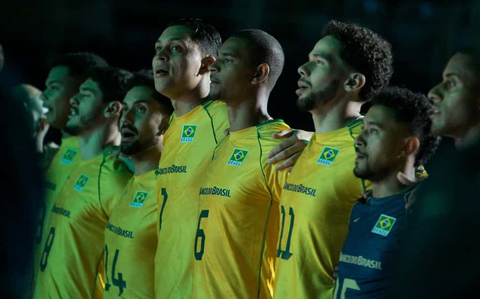 Perfilados, jogadores da Seleção Brasileira cantam Hino Nacional antes de Brasil x Chile pelo Sul-Americano de vôlei masculino