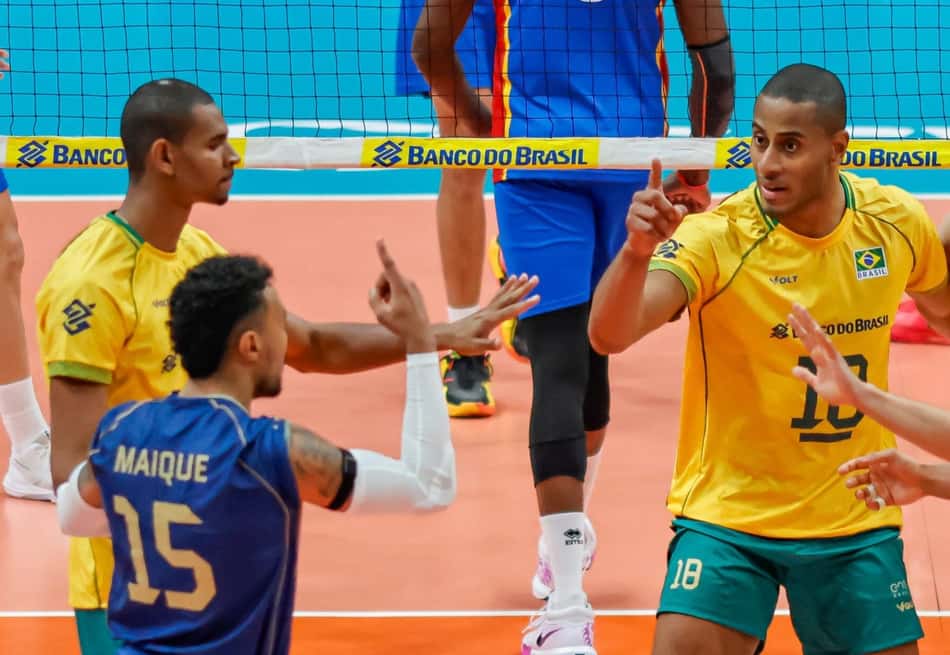 Jogadores da Seleção Brasileira se cumprimentam em quadra durante o jogo contra a Colômbia pelo Sul-Americano de vôlei masculino