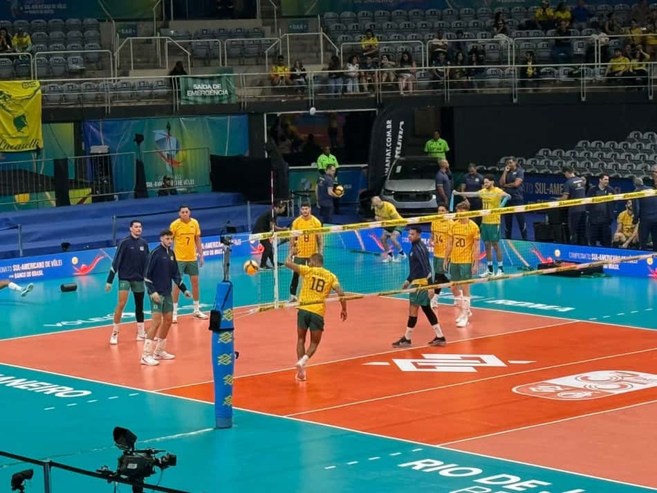 Jogadores da Seleção Brasileira de vôlei jogam altinha antes do jogo contra a Bolívia no Sul-Americano
