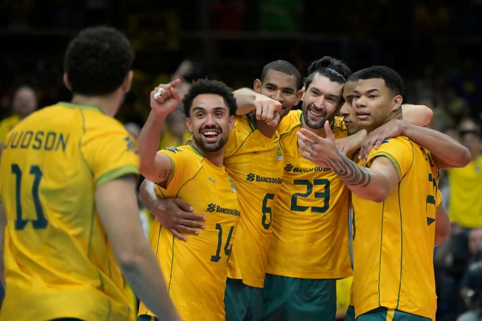 Abraçados, Cachopa, Adriano, Flávio e Darlan apontam para Judson, de costas, durante comemoração em jogo da Seleção Brasileira no Sul-Americano masculino de vôlei
