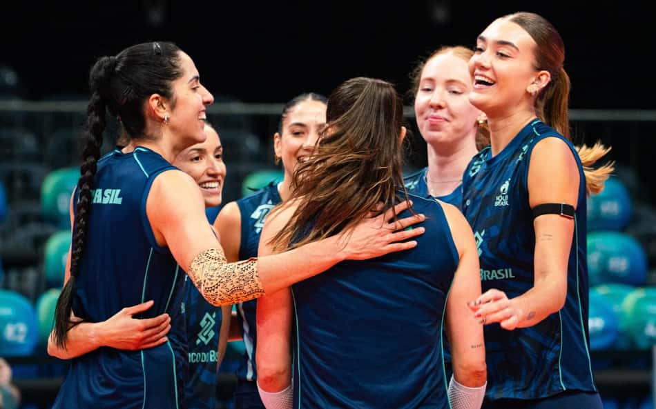 Jogadoras da Seleção Brasileira feminina de vôlei se reúnem em quadra durante treino preparatório para o Sul-Americano