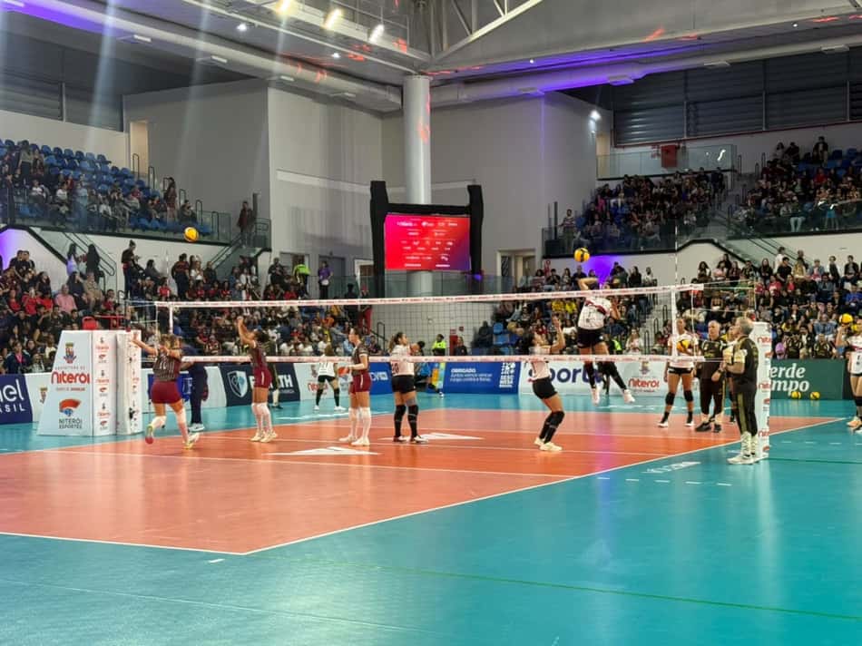Sesc Flamengo e Fluminense realizam aquecimento de rede antes de clássico pela Copa Supervôlei (Foto: Guilherme Veiga/Lance!)
